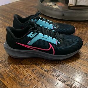 Nike Men’s size 11 Pegasus 40 SE Running Shoe Black/Hyper Pink